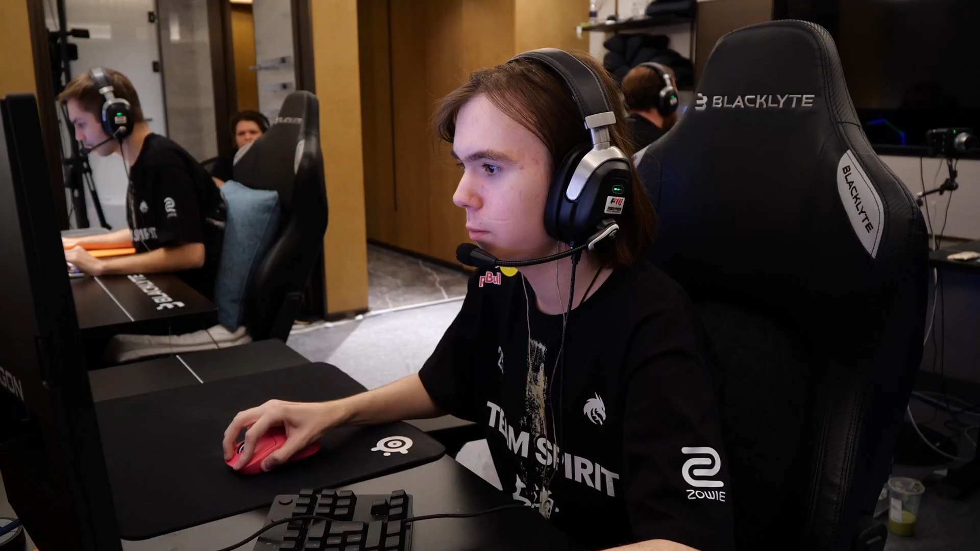 表现愈发成 表现愈发成